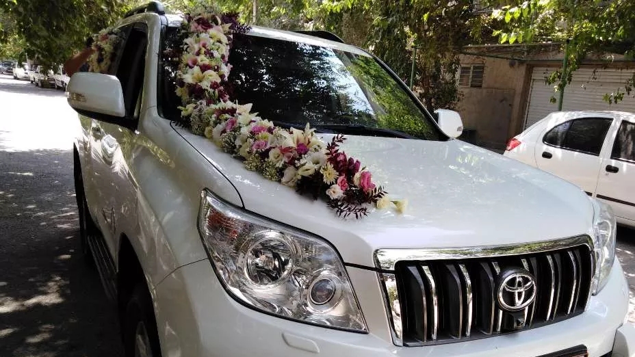 Methods of decorating the bride's car