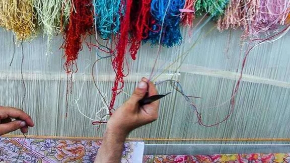 What are the differences between silk skeins and wool skeins?