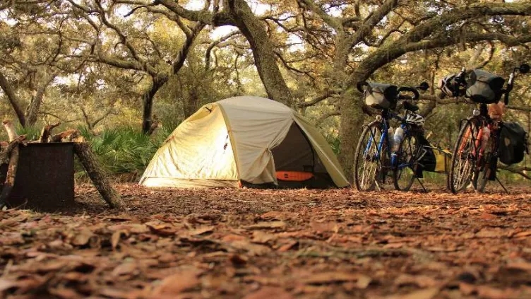 What are the characteristics of a good travel tent?