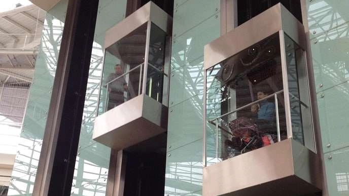 Roomless elevator