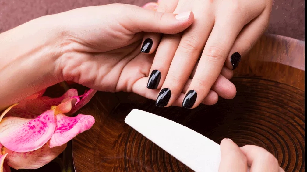 The difference between nail laminate and nail gel polish