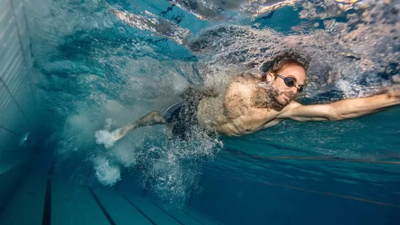 Teaching how to use a swimming mask