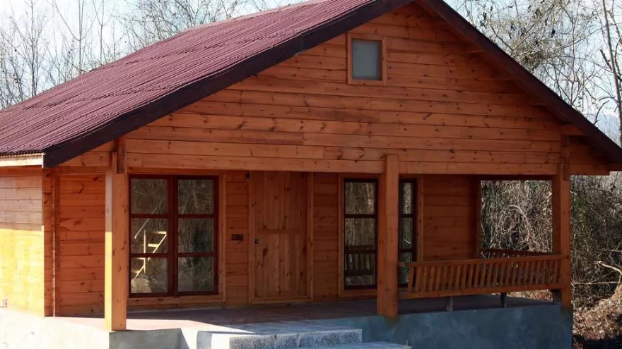 Comprehensive comparison between modern and traditional wooden villas
