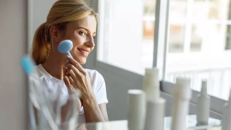 بهترین روش های پاکسازی پوست صورت به همراه مراحل و تفاوت آن ها