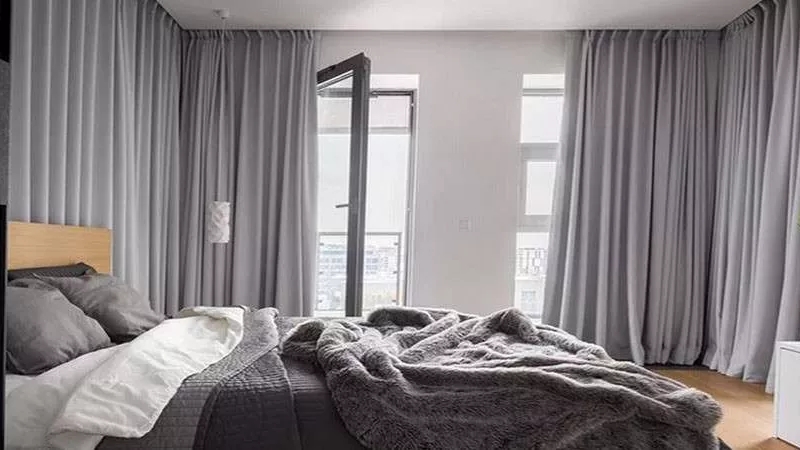 What material and color should the bedroom curtain be?