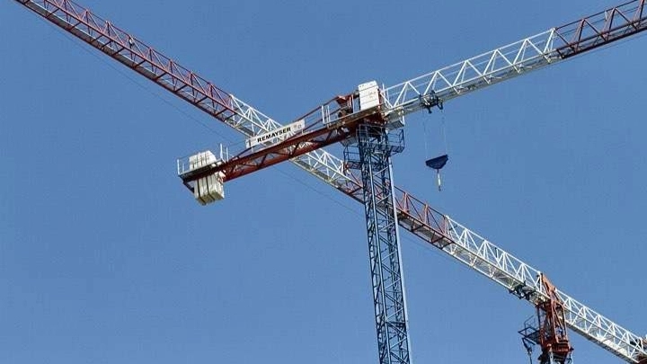 How does a tower crane work?