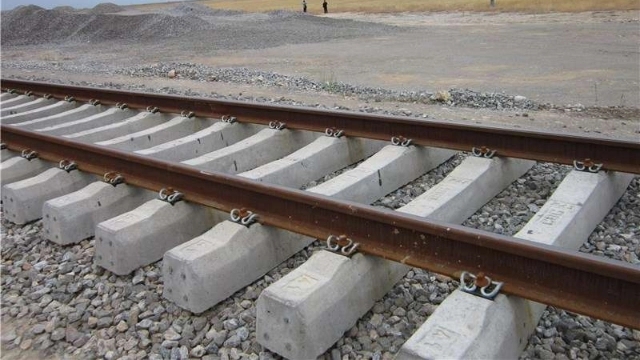 What technical and alloy specifications should the railway rail have?