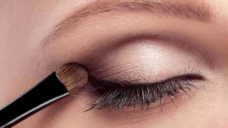 Application of various eye shadows