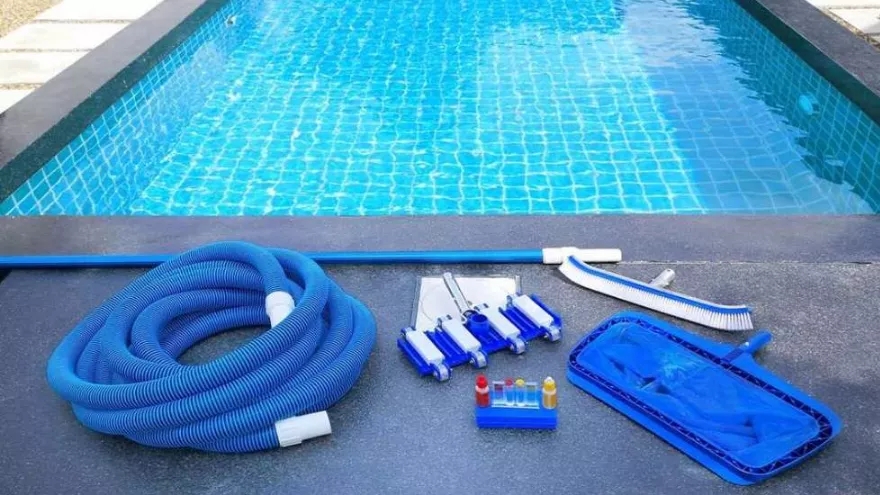 آشنایی با روش‌های تمیز کردن استخر