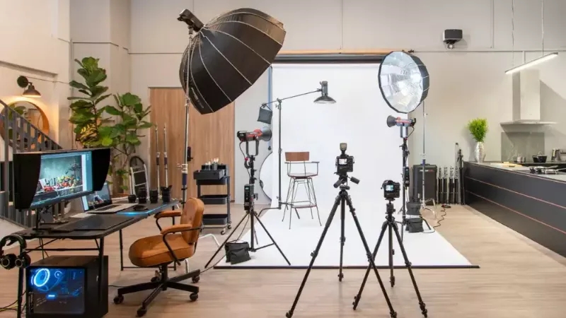 What features should an advertising and industrial photography studio have?