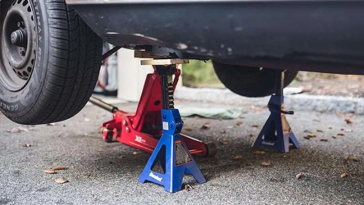 Introduction of hydraulic jacks