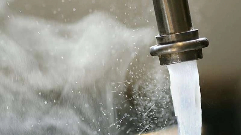 Why does the water pipe catch air or make noise?