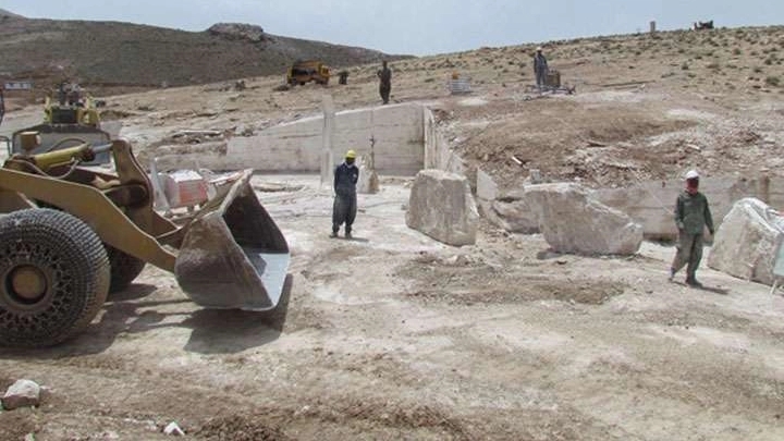 Extraction of cream-colored marble from Karam Abadeh Nematollahi mine in Fars