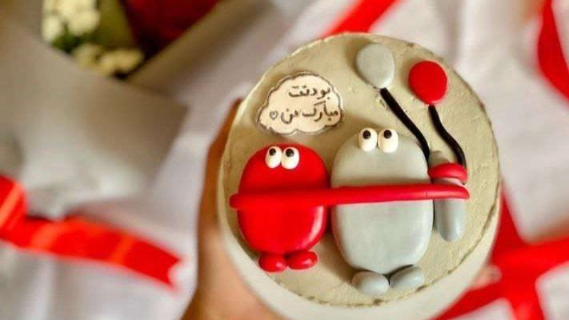 Ordering all kinds of homemade cakes and mini cakes from Elaine in Rasht