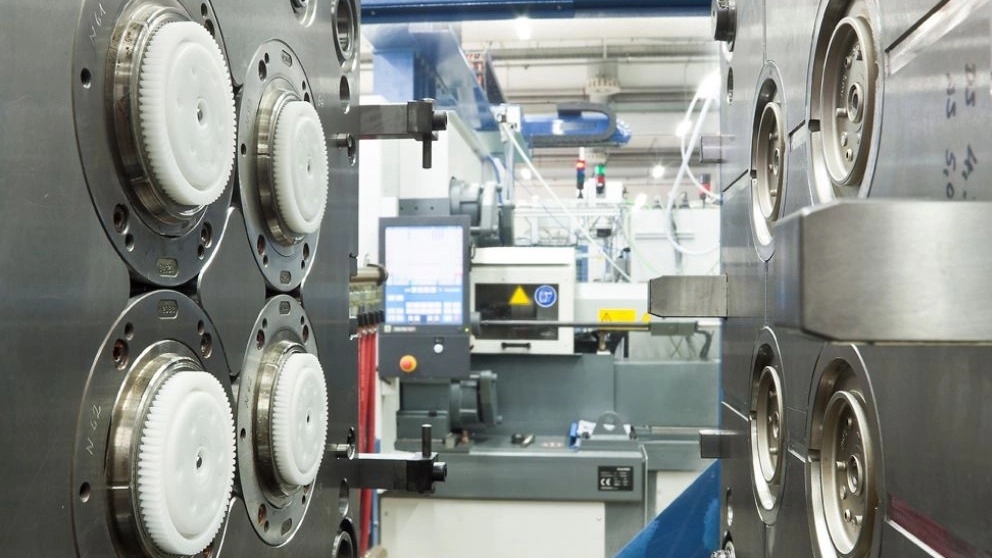What is a plastic injection machine?
