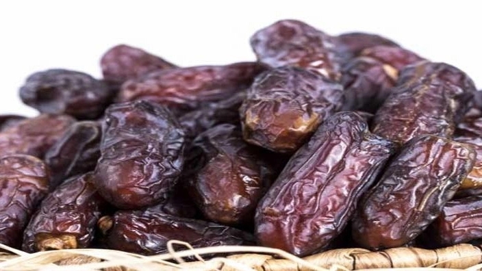 Sale of Pyaram dates in Sheikhzadeh palm grove in Hajiabad, Hormozgan
