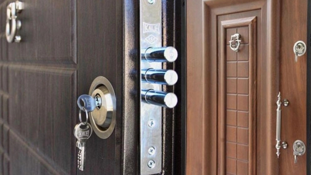 What are the components of an anti-theft door?
