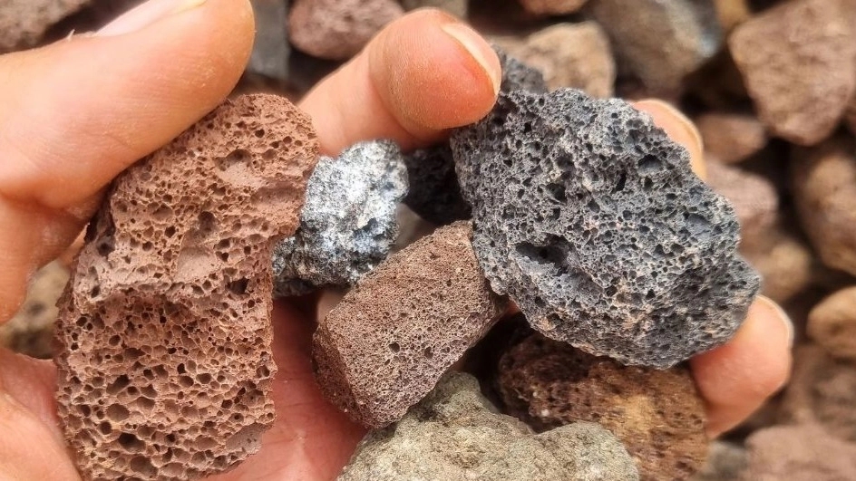 Extraction, production and transportation of mineral pumice in Amir Arslan in Tabriz, East Azerbaijan