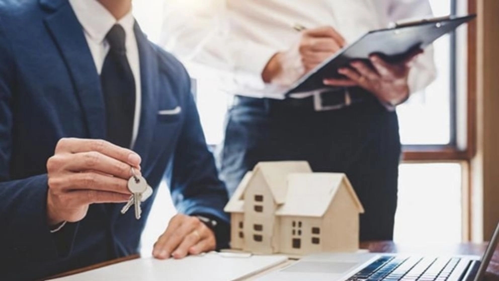 What are the characteristics of a professional real estate expert?