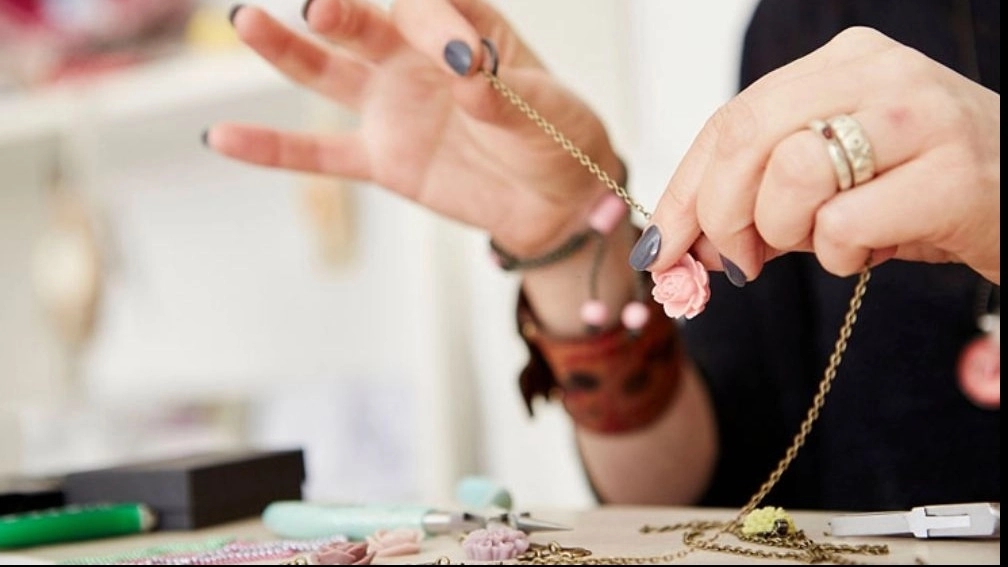 What stages does the lithology of a jewelry designer go through?