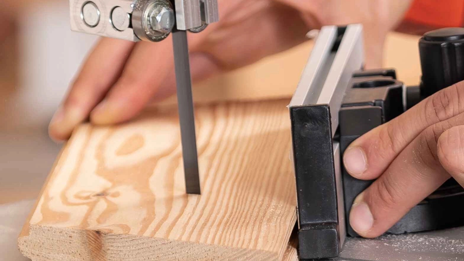 The advantages of using and how to operate a wood band saw