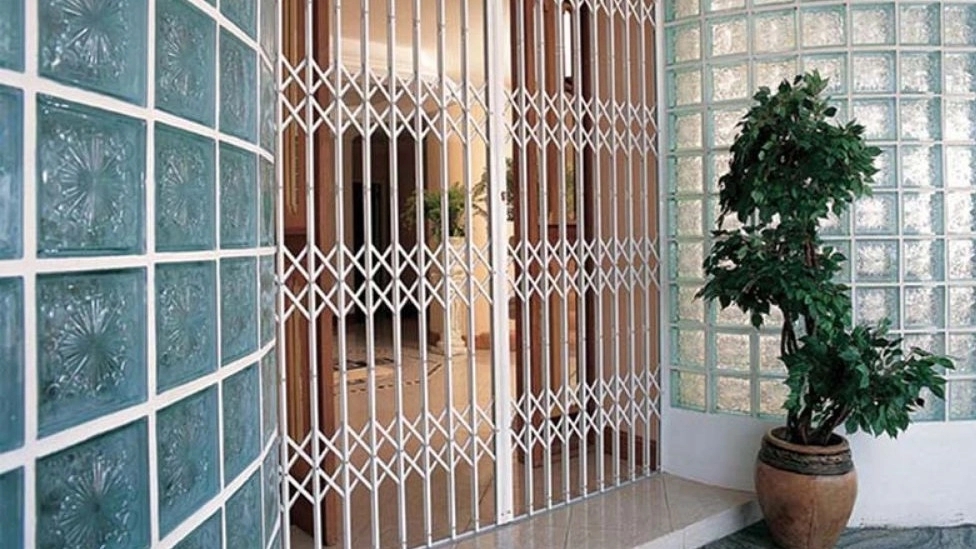 Getting to know the accordion door