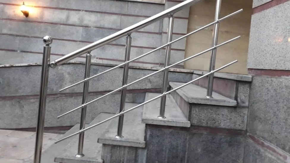 Steel fence and its use and characteristics
