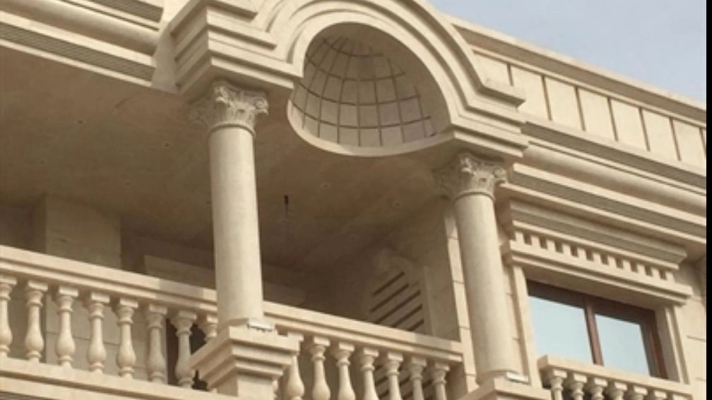 The role of the headstone in the facade of the building