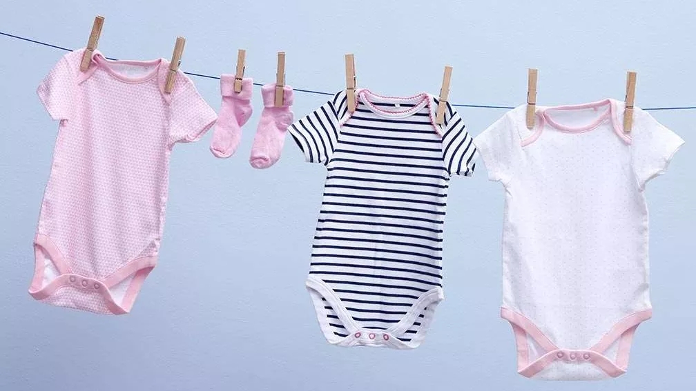 An immediate solution to remove stains from children's clothes