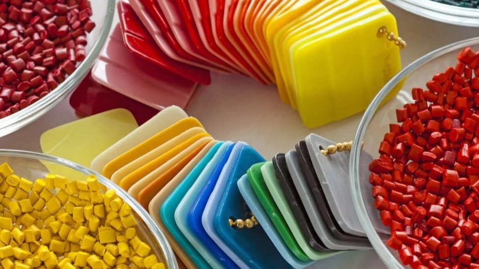 Which raw materials are used in plastic injection?