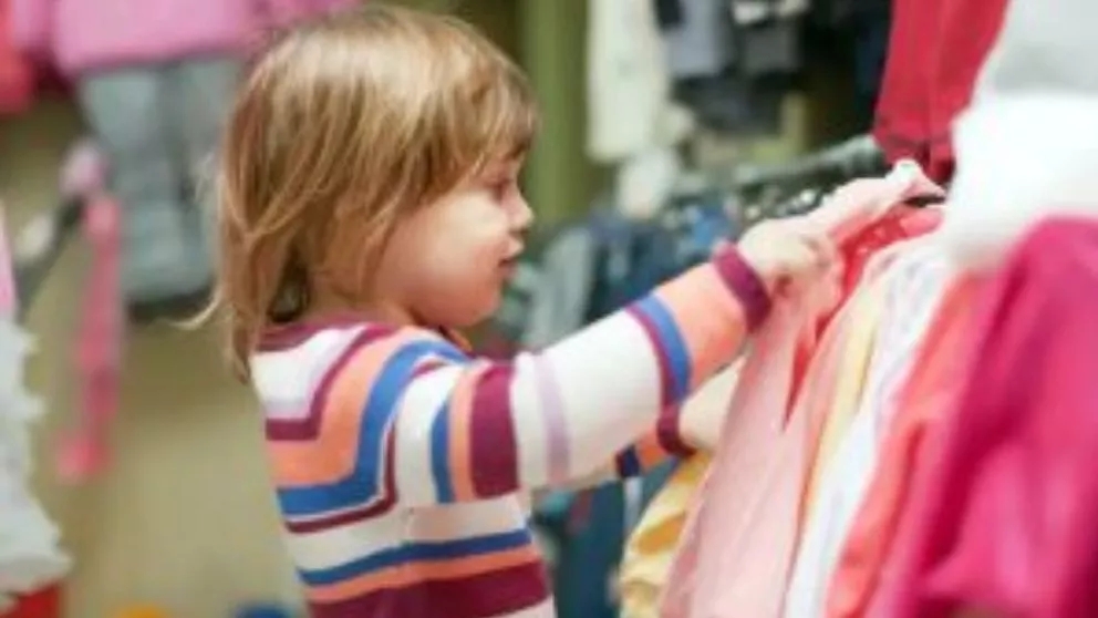 Choosing the color of the child's clothes based on the skin