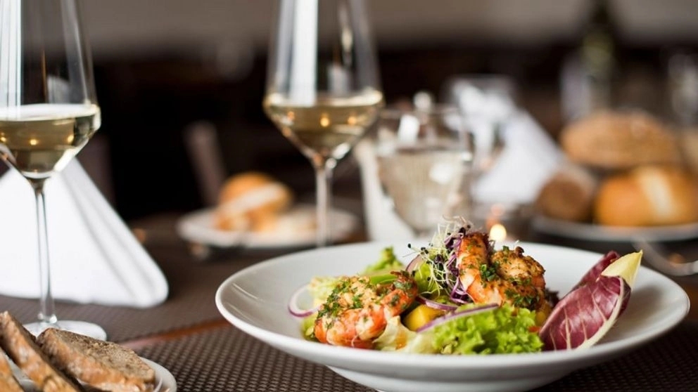 What are the differences between a cafe and a restaurant?