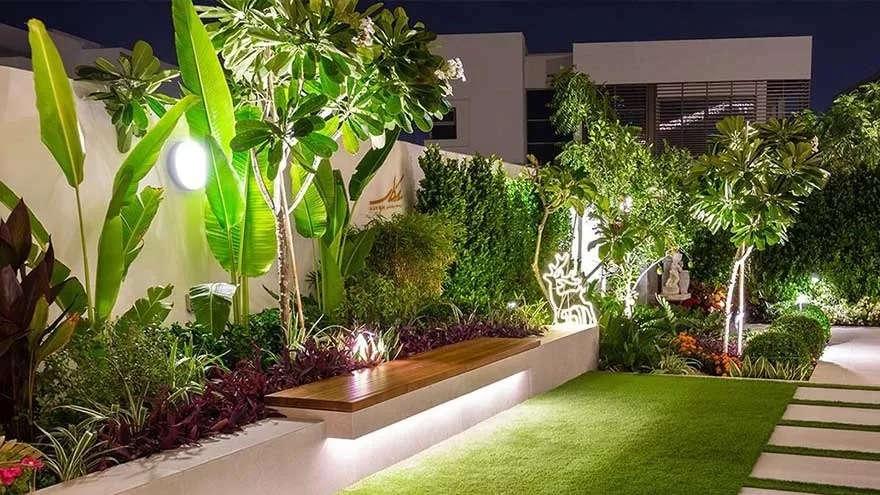 What are the characteristics of a house with a yard?