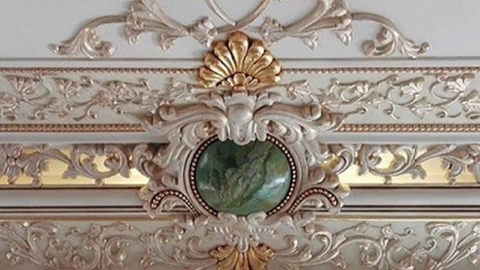 Plastering and patina work in building decoration