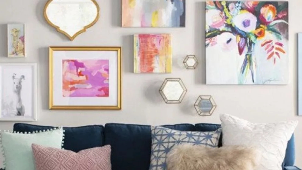 Ways of arranging decorative items
