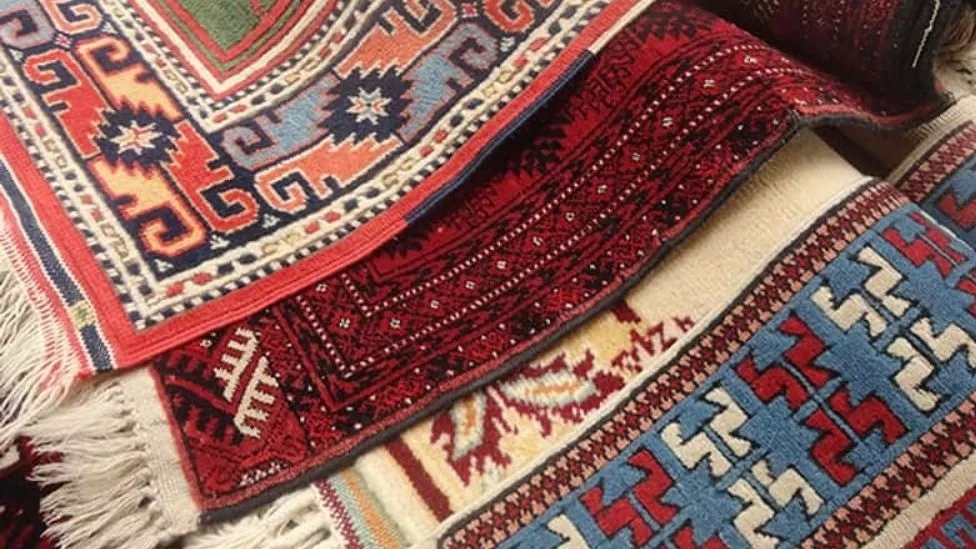 What is the difference between a simple rug and a carpet rug?