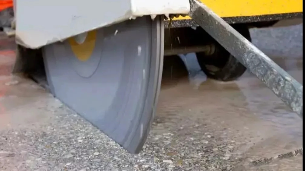 Asphalt cutter and its application