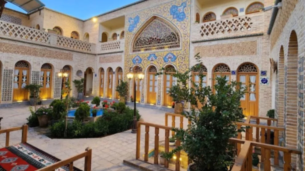 What are the characteristics of good traditional hotels?