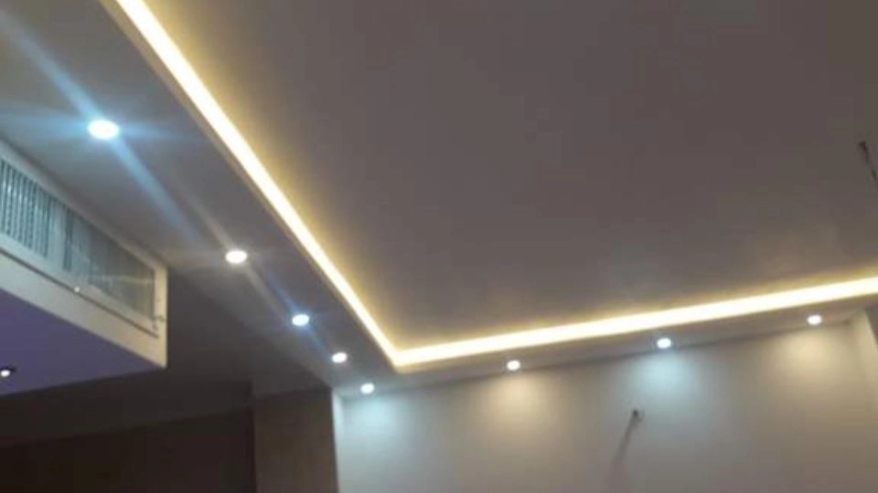فاصله استاندارد هالوژن سقفی چه‌قدر است؟ به چه نکاتی توجه کنیم؟