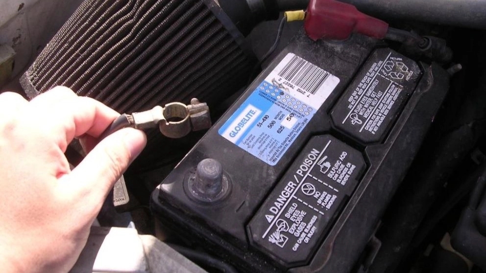Battery support and battery sales in Mohseni store in Tehran