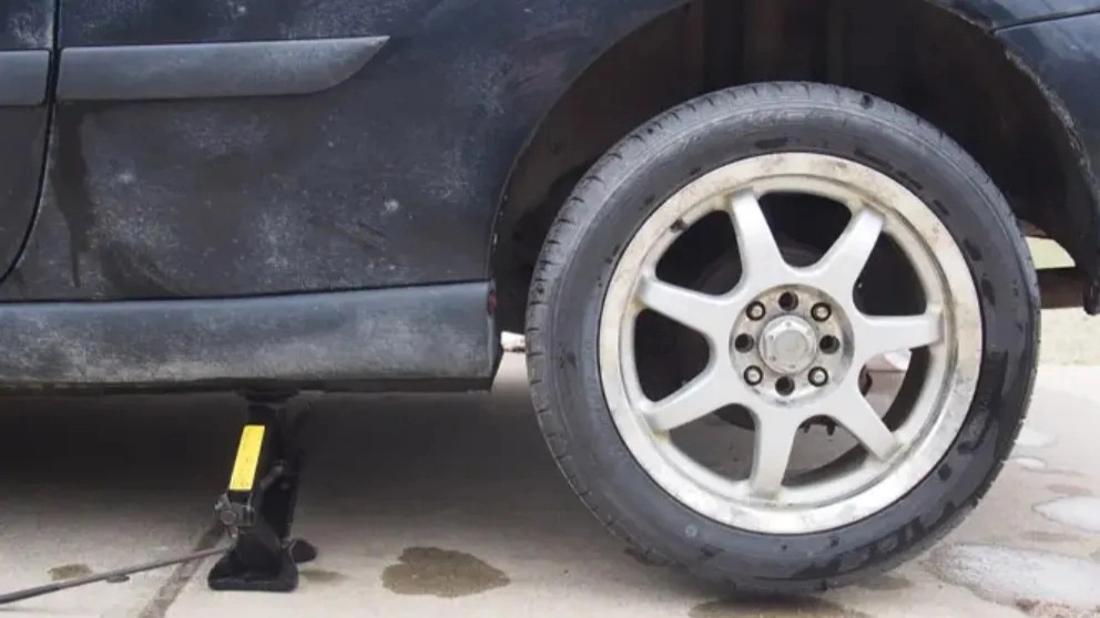 Familiarity with tire and tire changing service devices