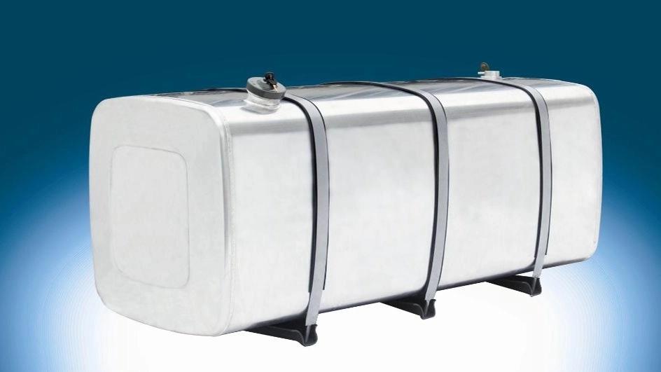 What are the advantages and disadvantages of using aluminum in tank construction?
