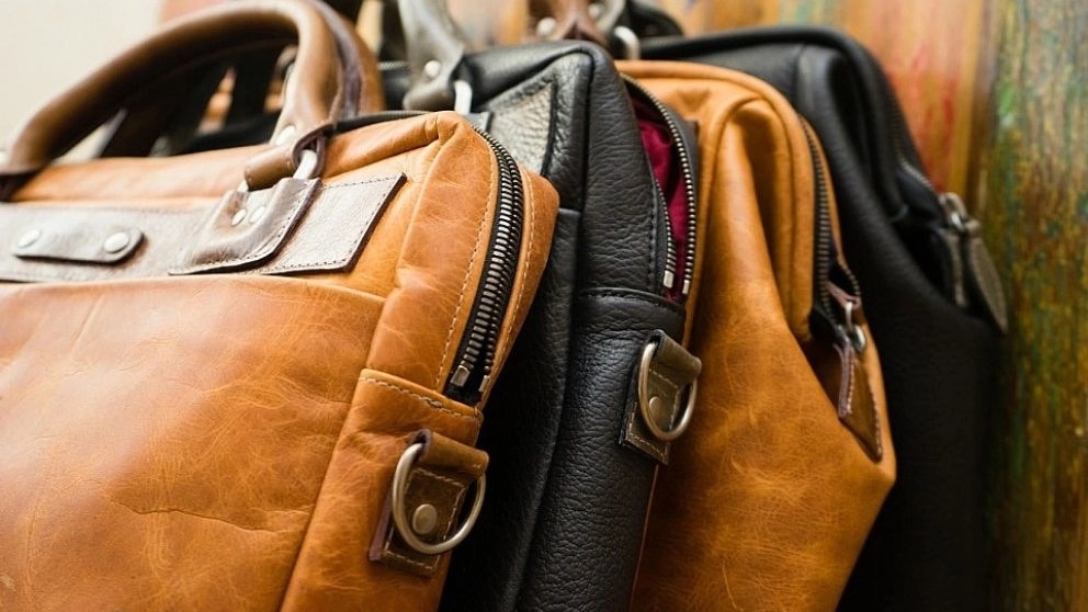 What features should a leather bag have?