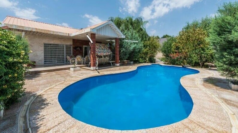 Abbasi luxury villa with pool for rent in Sisangan