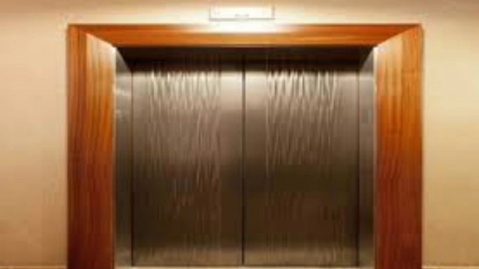 Types of doors in the elevator