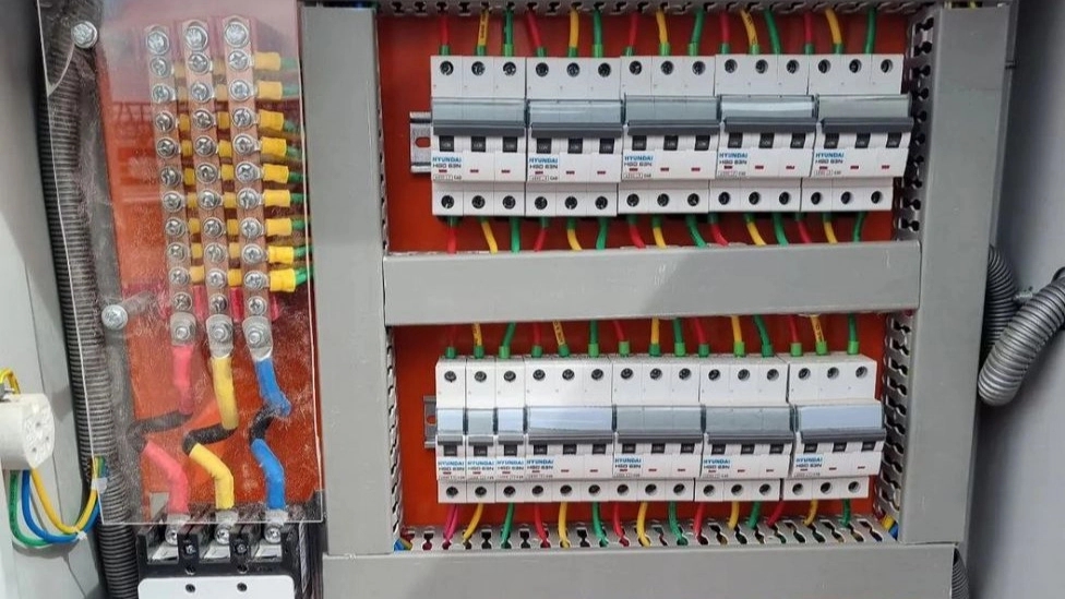 Assembling all kinds of industrial and construction switchboards of Tabhar Gohar Electric Company in Sirjan
