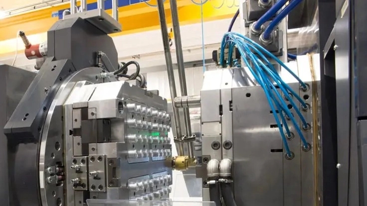 Plastic injection machine