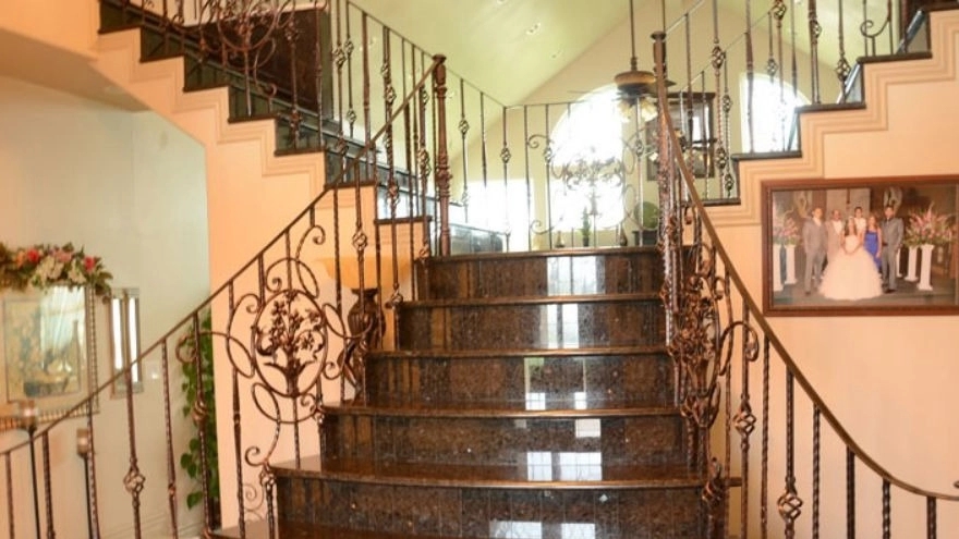 What kind of stone is better for the staircase?