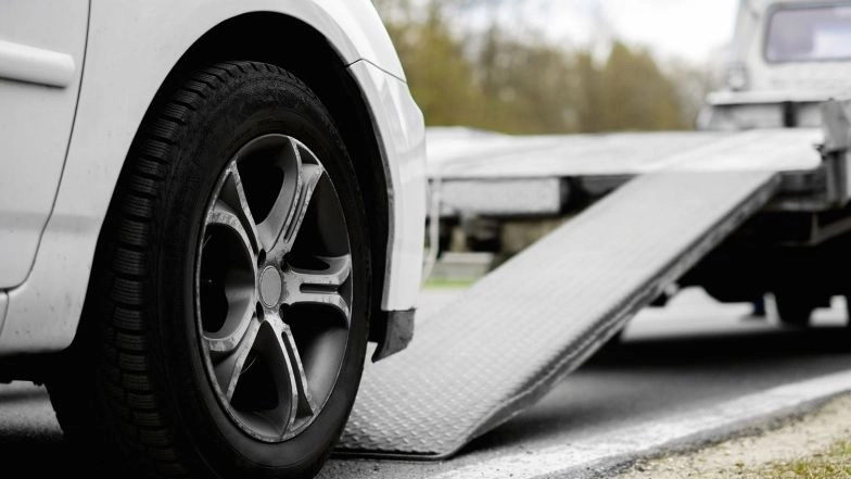 Tips and how to transport a car with a tow truck and a car carrier