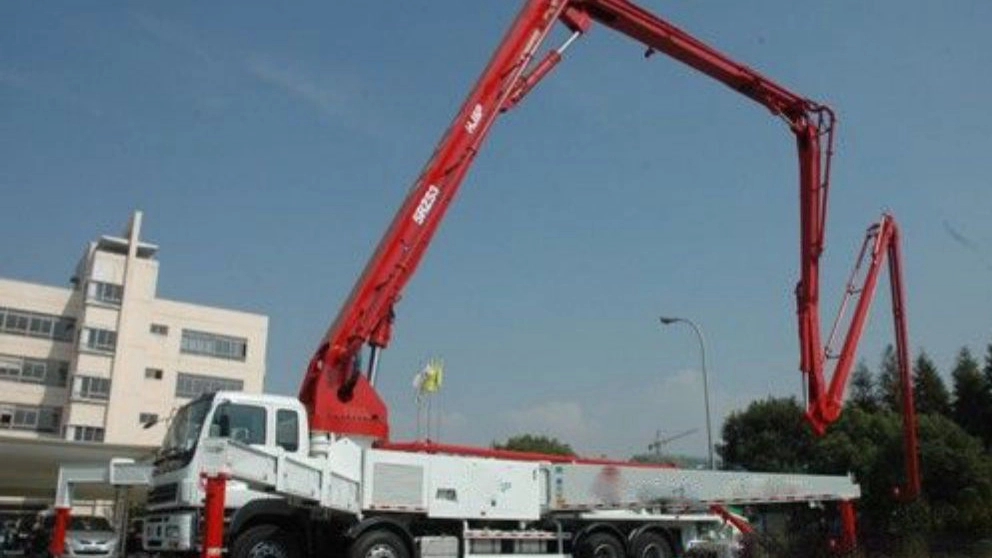 Air tower concrete pump and its application